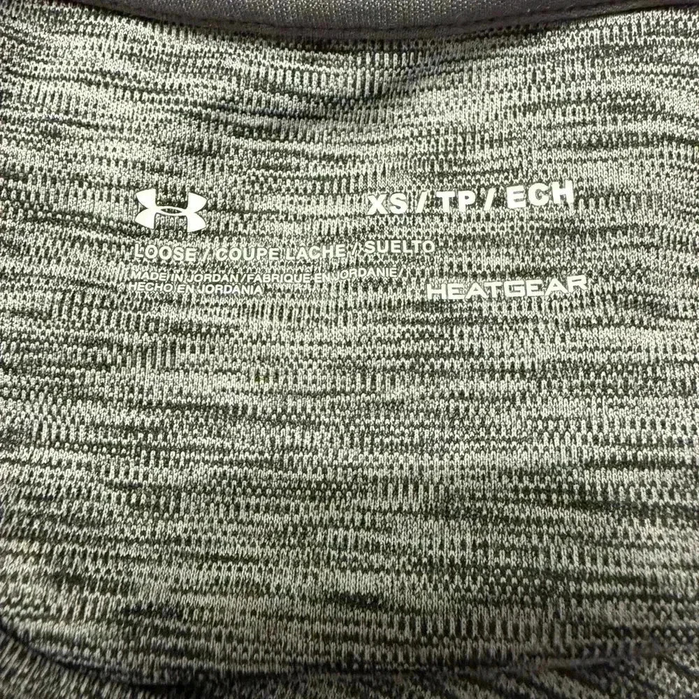 Women’s Under Armour Loose Heat gear short sleeve top in gray/black. Size XS - Picture 8 of 9